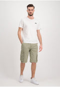 Weißes T-Shirt mit kurzen Ärmeln und kleinem schwarzem Logo, kombiniert mit hellolivgrünen Cargo-Shorts, die Seitentaschen und genähtes Detail aufweisen.