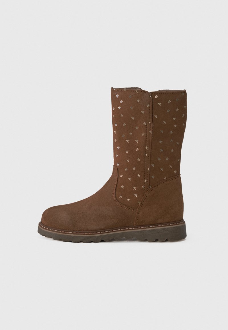 Braune Wildleder-Stiefel bis zur Mitte der Wade mit runder Zehenpartie, verziert mit kleinen metallischen Sternen auf einer Seite, ausgestattet mit einer strukturierten Sohle für besseren Halt.