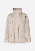 Beige gesteppte Jacke mit einem hohen Kragen, vier vorderen Taschen und einem kontrastierenden strukturierten Stoff. Falten an den Manschetten setzen Akzente.