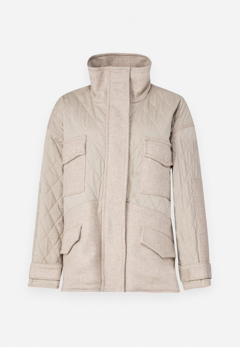Beige gesteppte Jacke mit einem hohen Kragen, vier vorderen Taschen und einem kontrastierenden strukturierten Stoff. Falten an den Manschetten setzen Akzente.