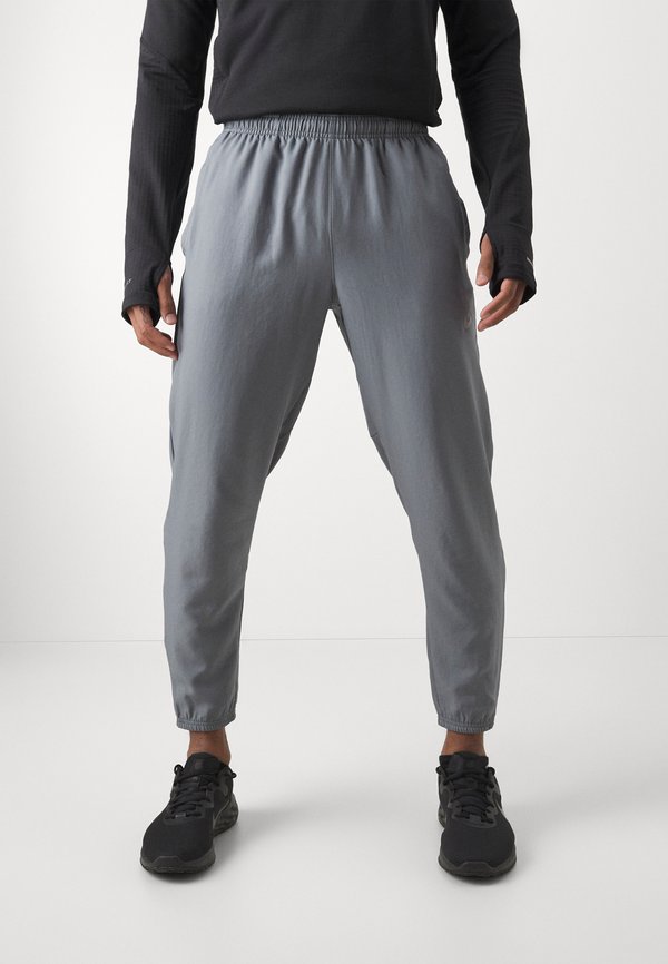 Nike Performance M NK DF CHALLENGR WVN PANT - Tracksuit bottoms - smoke grey/black/reflective silver