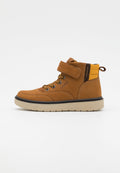 Brauner wasserdichter High-Top Sneaker mit Schnürsenkeln und Klettverschluss, gelbem gepolstertem Knöchelkragen und beiger Gummisohle.