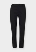 Schwarze, maßgeschneiderte Slim-Fit-Hose mit Gürtelschlaufen und vorderem Knopfverschluss, flach auf einem weißen Hintergrund dargestellt.