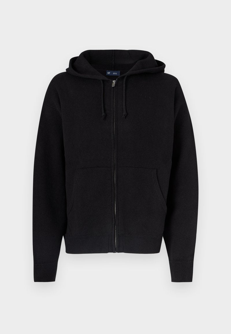 Schwarzer Kapuzenpullover zum Reißverschluss aus weichem Baumwollmischgewebe. Mit Kordelzugkapuze, Fronttaschen sowie gerippten Bündchen und Saum.