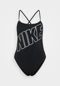Schwarzer Einteiler-Badeanzug mit dünnen, gekreuzten Trägern. Hat ein auffälliges weißes "NIKE"-Logo, das diagonal über die Vorderseite verläuft. Glatte Textur.