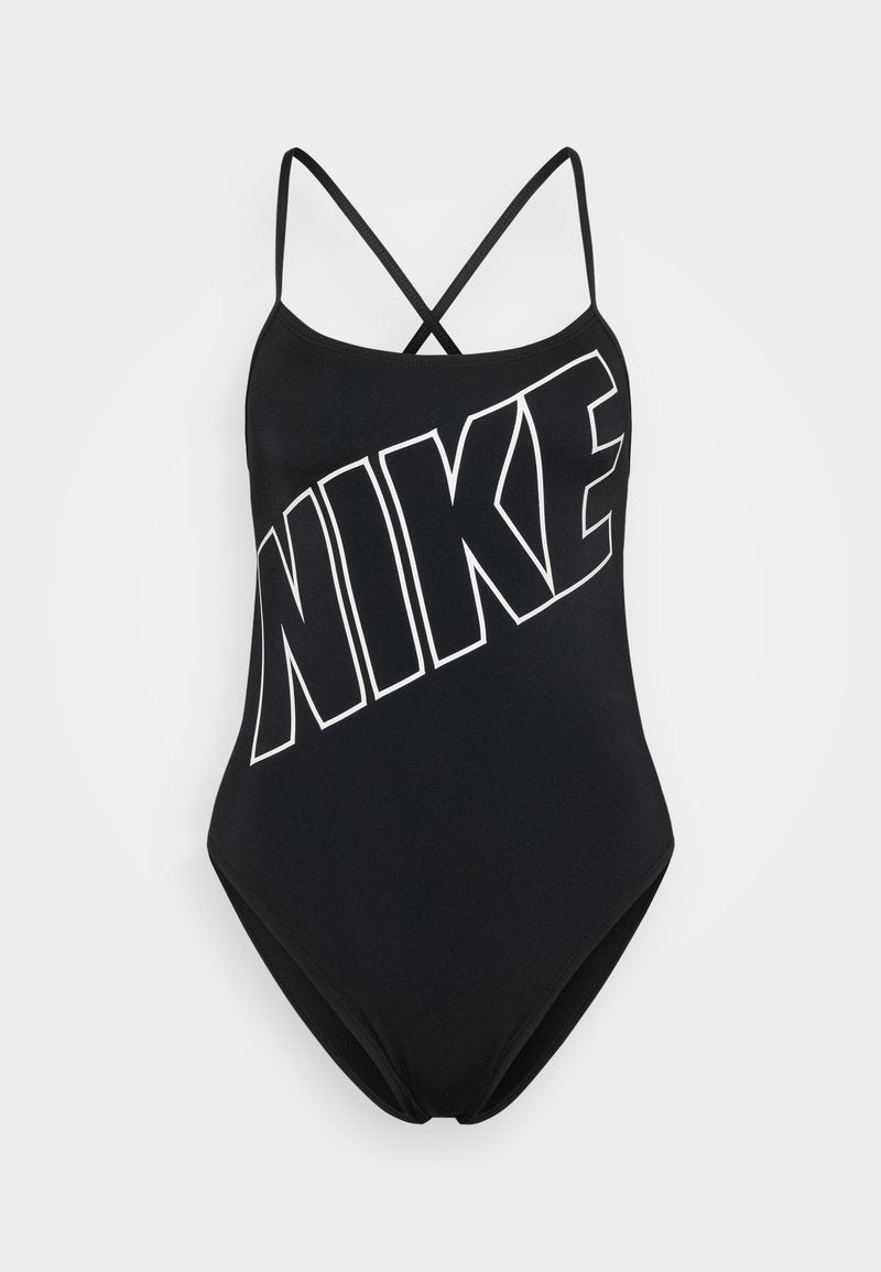 Schwarzer Einteiler-Badeanzug mit dünnen, gekreuzten Trägern. Hat ein auffälliges weißes "NIKE"-Logo, das diagonal über die Vorderseite verläuft. Glatte Textur.