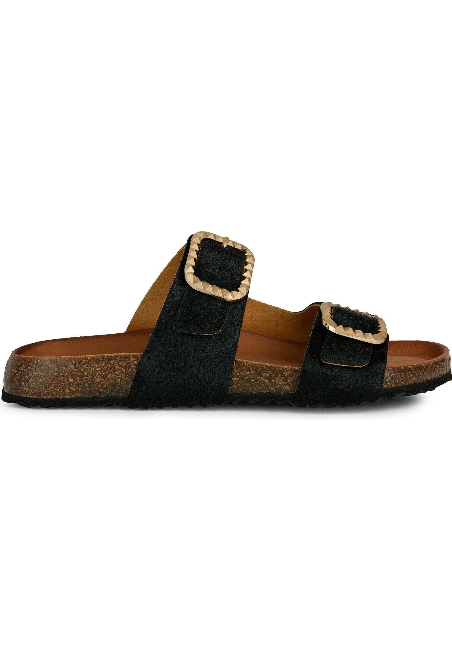 Schwarze Fellsandalen mit zwei breiten Riemen, die goldfarbene quadratische Schnallen aufweisen, einem braunen Lederfußbett und einer strukturierten Korksohle.