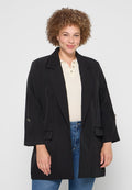 Schwarze Blazer mit taillierter Silhouette, Reverskragen und Ärmeln bis zum Ellbogen. Verfügt über zwei Vordertaschen und goldfarbene Hardware-Akzente.
