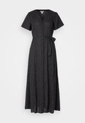 Schwarzes Maxikleid mit kurzen Ärmeln, V-Ausschnitt und einem Bindegürtel in der Taille; mit einem weißen Punkte-Muster durchgehend. Glatte Textur.