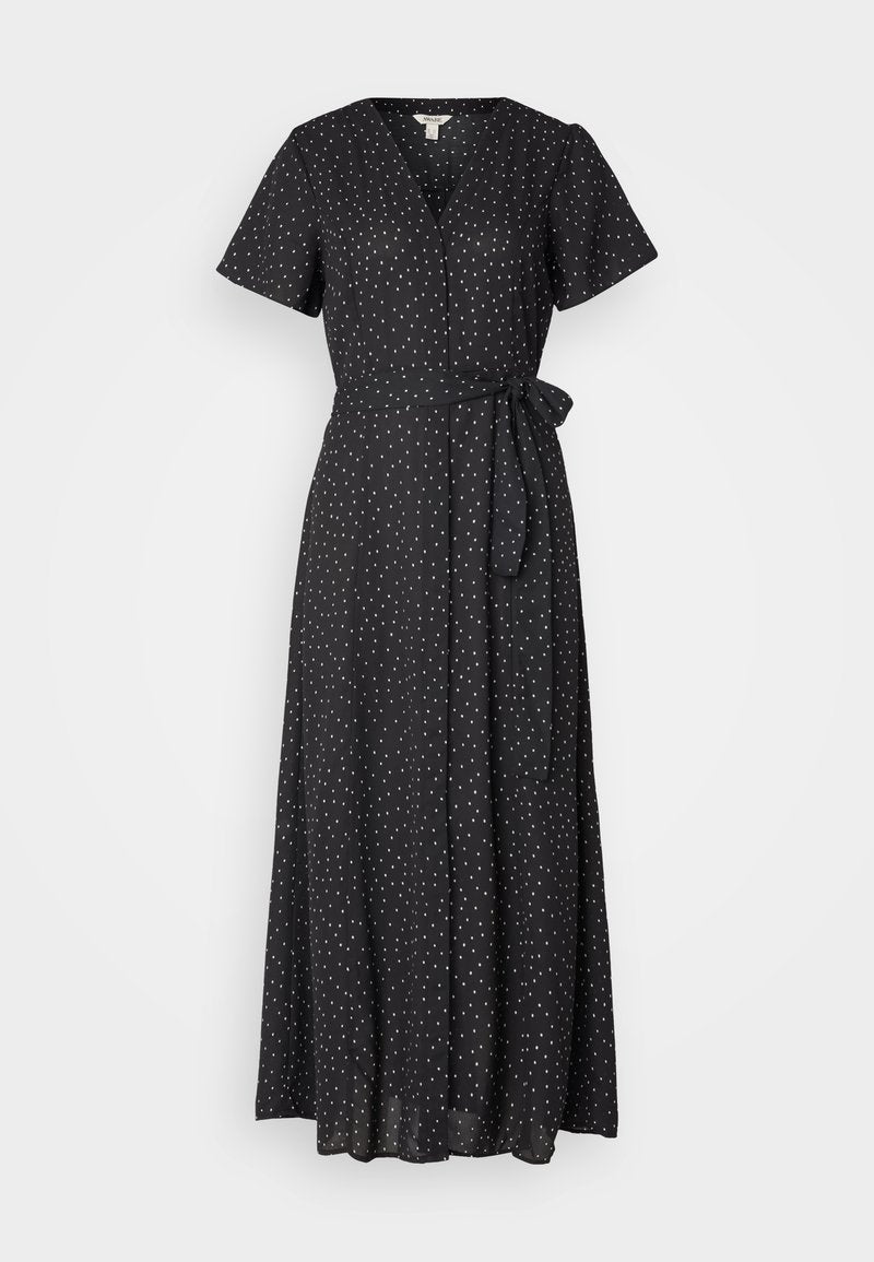 Schwarzes Maxikleid mit kurzen Ärmeln, V-Ausschnitt und einem Bindegürtel in der Taille; mit einem weißen Punkte-Muster durchgehend. Glatte Textur.
