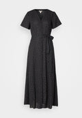 Schwarzes Maxikleid mit kurzen Ärmeln, V-Ausschnitt und einem Bindegürtel in der Taille; mit einem weißen Punkte-Muster durchgehend. Glatte Textur.