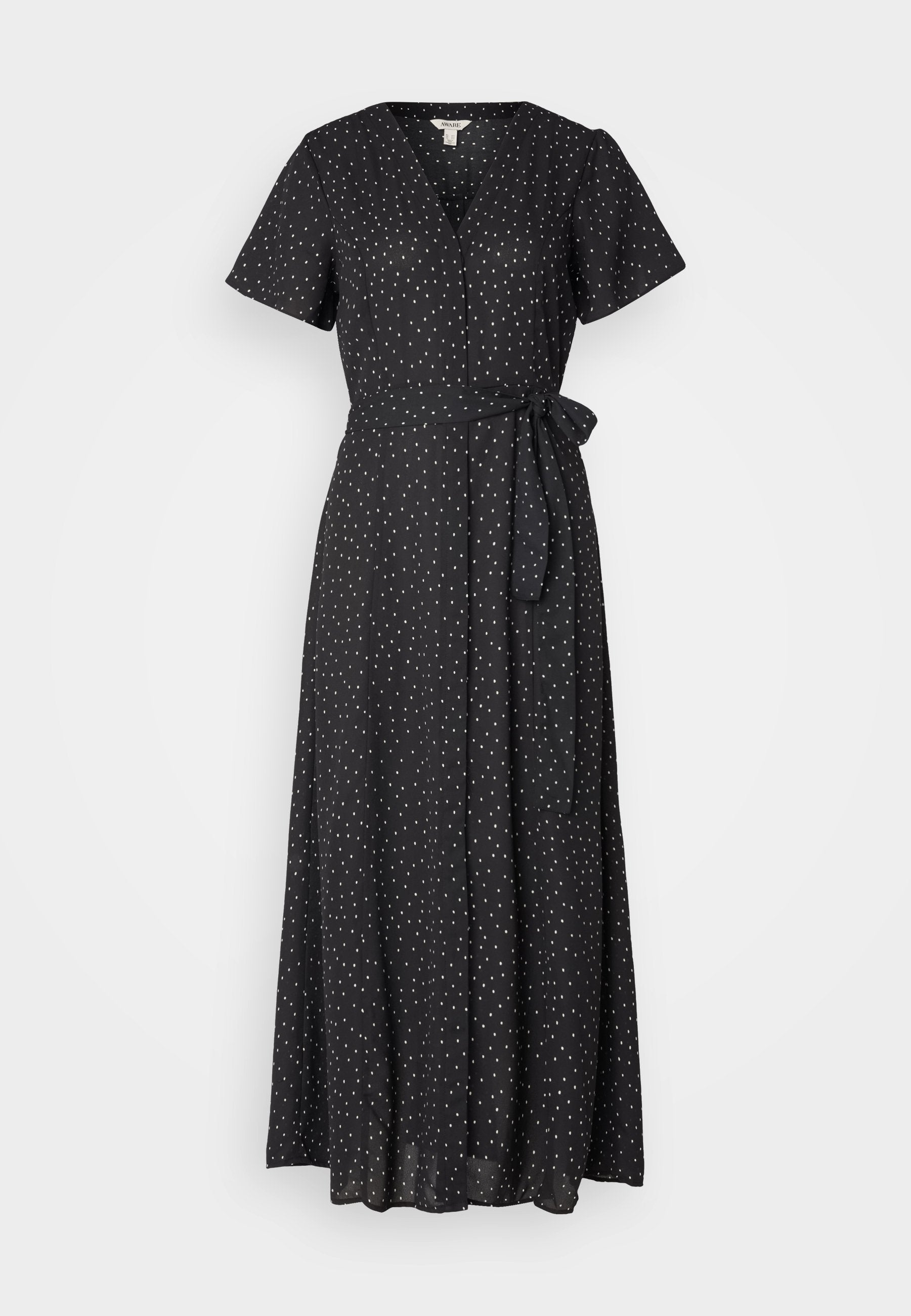Schwarzes Maxikleid mit kurzen Ärmeln, V-Ausschnitt und einem Bindegürtel in der Taille; mit einem weißen Punkte-Muster durchgehend. Glatte Textur.