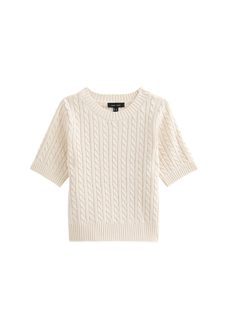 Cremfarbener Strickpullover mit kurzen Ärmeln, der ein strukturiertes Zopfmuster und einen gerippten Saum aufweist, gefertigt aus einem weichen Material.