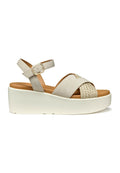 Beige Plattform-Sandalen mit gewebtem Akzent, Wildlederriemen, verstellbarem Knöchelverschluss und einer dicken weißen Sohle. Glatte Textur.