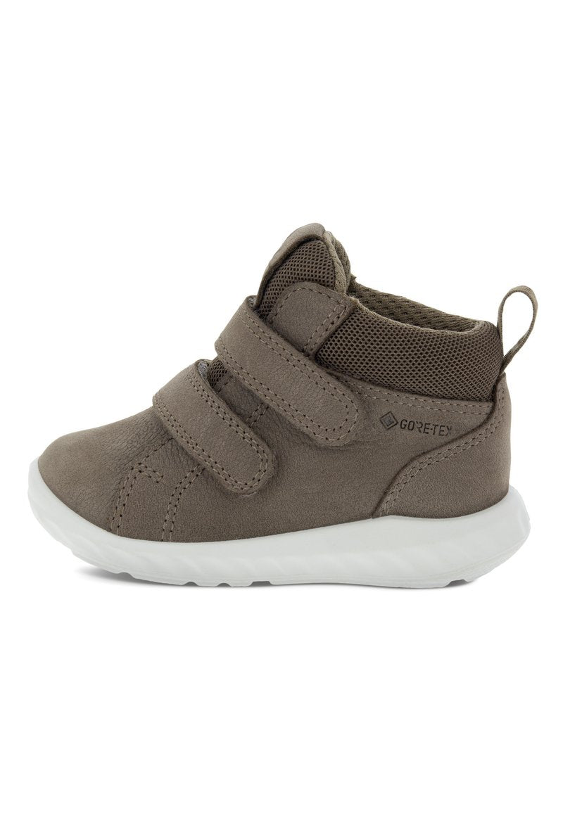 Braunes Wildleder-Kinderschuh mit zwei Klettverschluss-Riemen. Mesh-Futter und gepolsterte Sohle. Hat eine strukturierte Oberfläche und eine kleine Schlaufe an der Ferse.