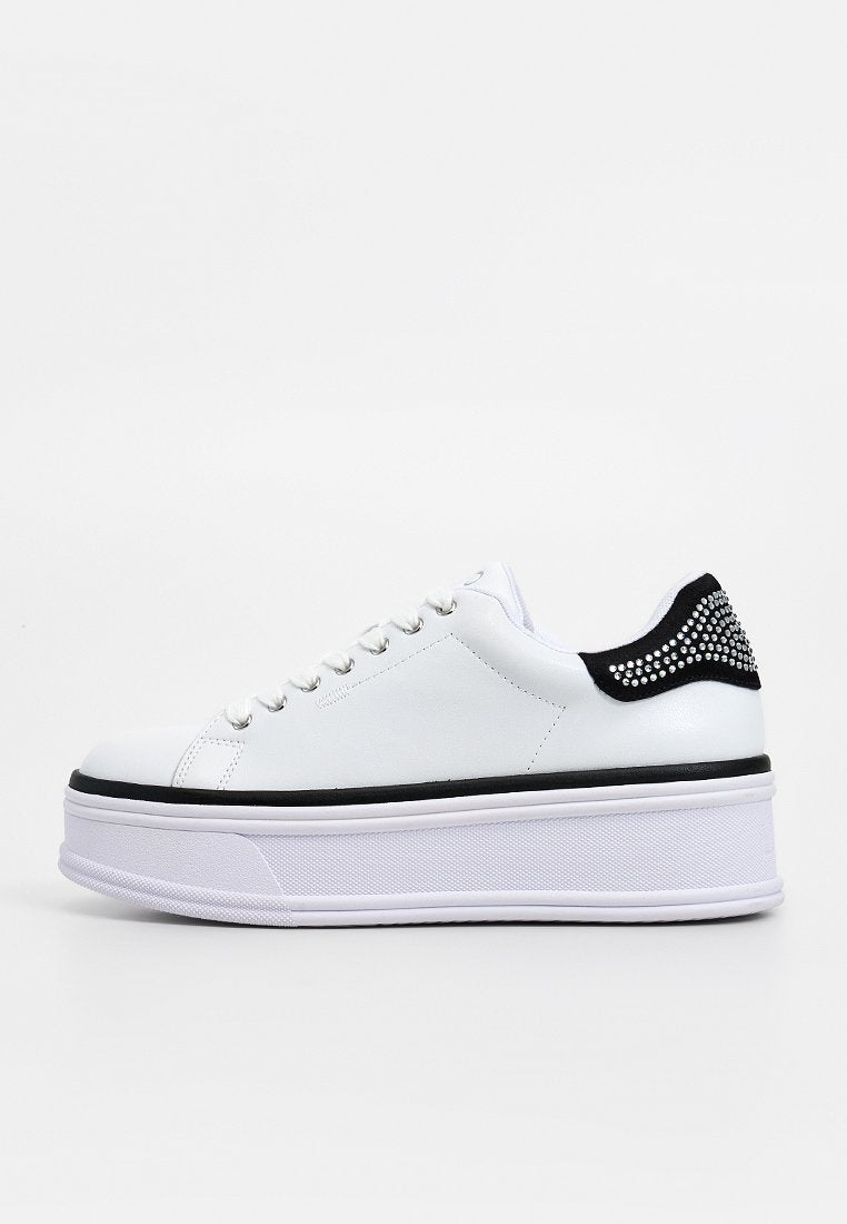 Weißer Plateau-Sneaker mit glattem Lederobermaterial, schwarzem, strukturiertem Fersenakzent mit Strasssteinen und weißer Gummisohle mit schwarzem Streifen.
