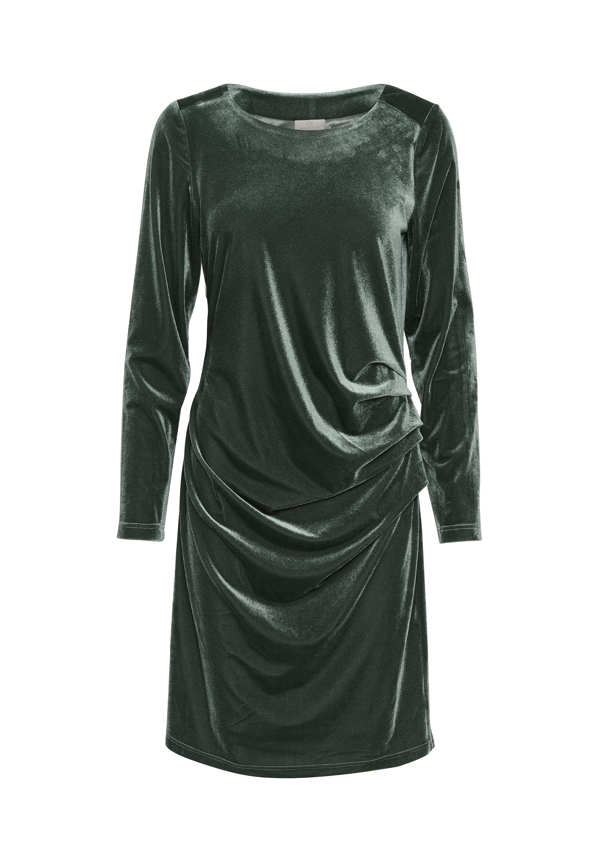 Grünes Samtkleid mit langen Ärmeln, Rundhals-Ausschnitt, Drapierung vorne und knielangem Schnitt. Weiche, glatte Textur.