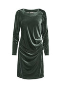 Grünes Samtkleid mit langen Ärmeln, Rundhals-Ausschnitt, Drapierung vorne und knielangem Schnitt. Weiche, glatte Textur.