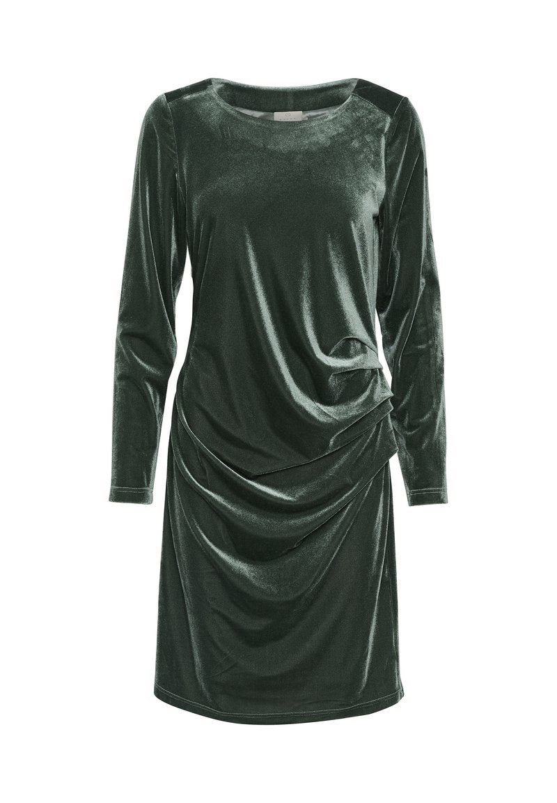 Grünes Samtkleid mit langen Ärmeln, Rundhals-Ausschnitt, Drapierung vorne und knielangem Schnitt. Weiche, glatte Textur.