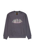 Grauer Pullover mit Rundhalsausschnitt, ausgestattet mit einem glänzenden "ALPHA STUDIO EDITION"-Druck in Weiß und Pink, gerippten Bündchen und Saum.