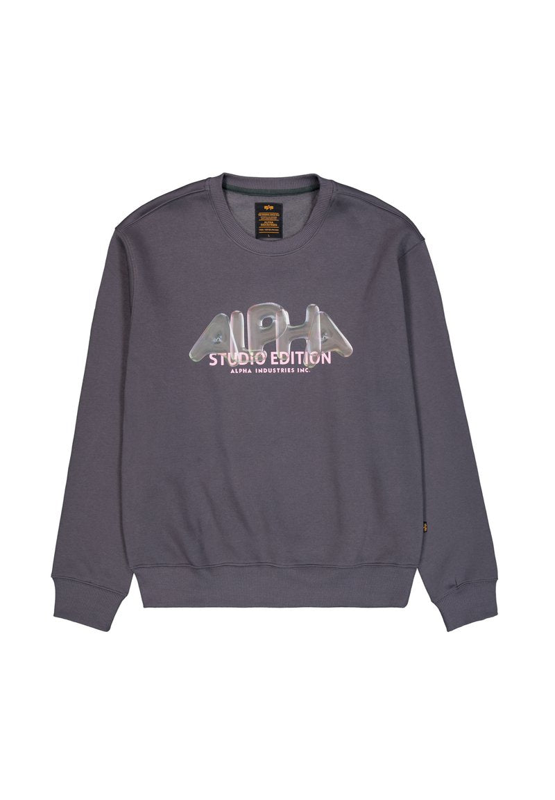 Grauer Pullover mit Rundhalsausschnitt, ausgestattet mit einem glänzenden "ALPHA STUDIO EDITION"-Druck in Weiß und Pink, gerippten Bündchen und Saum.
