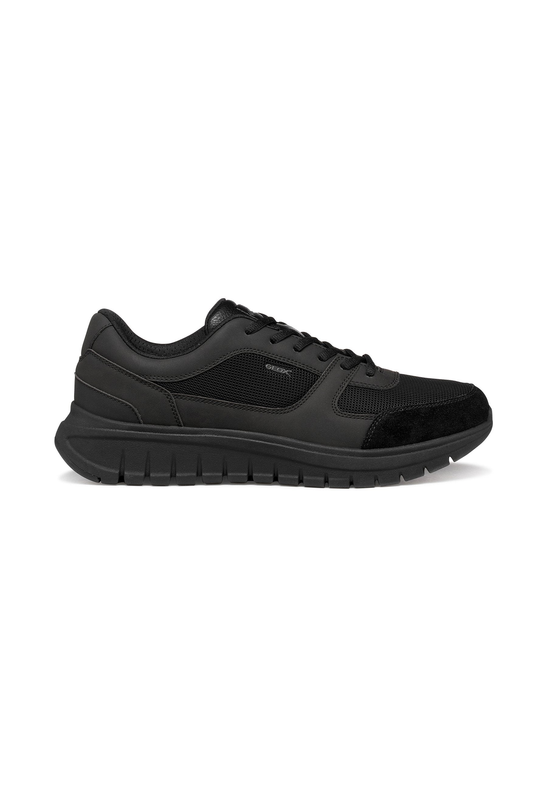 Schwarzer Sportschuh mit Mesh- und Veloursdetails, Schnürverschluss und dicker, gepolsterter Sohle, im Profil nach rechts zeigend dargestellt.