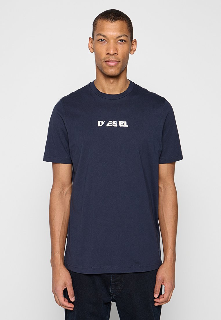 Marineblaue kurzärmelige T-Shirt aus Baumwolle, mit weißem Logo auf der Brust. Standard Rundhalsausschnitt und normale Passform.