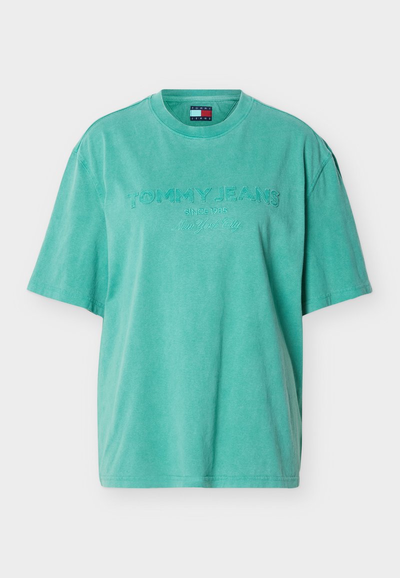 Grünes kurzärmeliges Baumwoll-T-Shirt mit "Tommy Jeans Since 1985 New York City" Stickerei auf der Vorderseite und Rundhalsausschnitt.