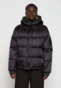 Schwarze Daunenjacke mit hochgeschlossenem Kragen, Knopfverschluss und elastischen Bündchen. Verfügt über genähte Steppabschnitte und ein Logo-Patch am Ärmel.