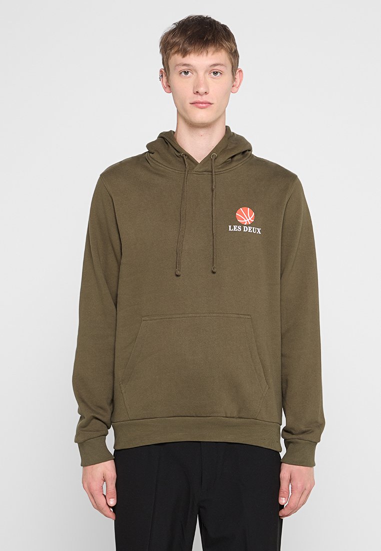 Olivgrüner Hoodie aus weichem Stoff, mit einer Kängurutasche, Kapuze mit Kordelzug und rotem Basketball-Graphic mit „LES DEUX“-Text.