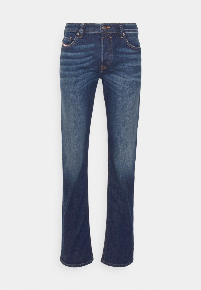 Dunkelblaue Denim-Jeans im geraden Schnitt mit fünf Taschen, dezentem Verblassen und orangenen Nähten.