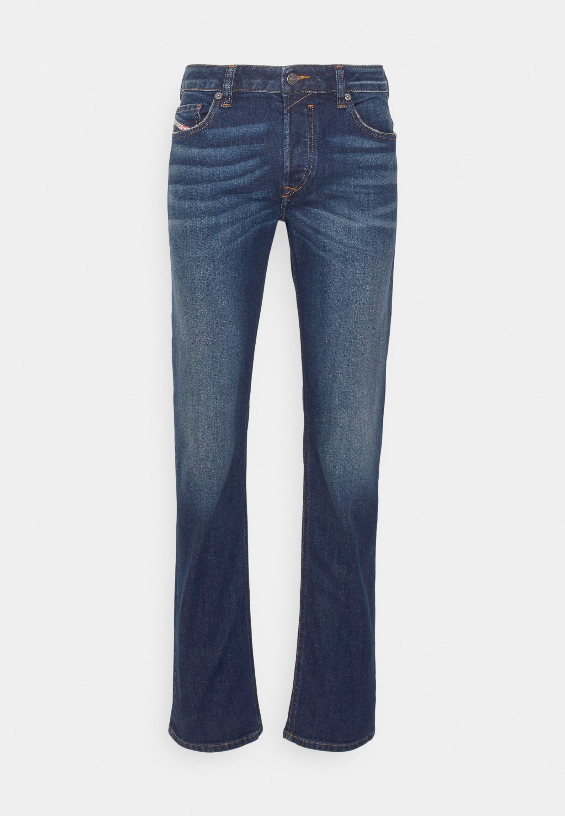 Dunkelblaue Denim-Jeans im geraden Schnitt mit fünf Taschen, dezentem Verblassen und orangenen Nähten.