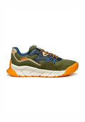 Grüne Sportschuhe mit marineblauen und beige Akzenten, einem Obermaterial aus strukturiertem Stoff, einer orangefarbenen Gummisohle und braunen Schnürsenkeln mit Belüftungsdetails.