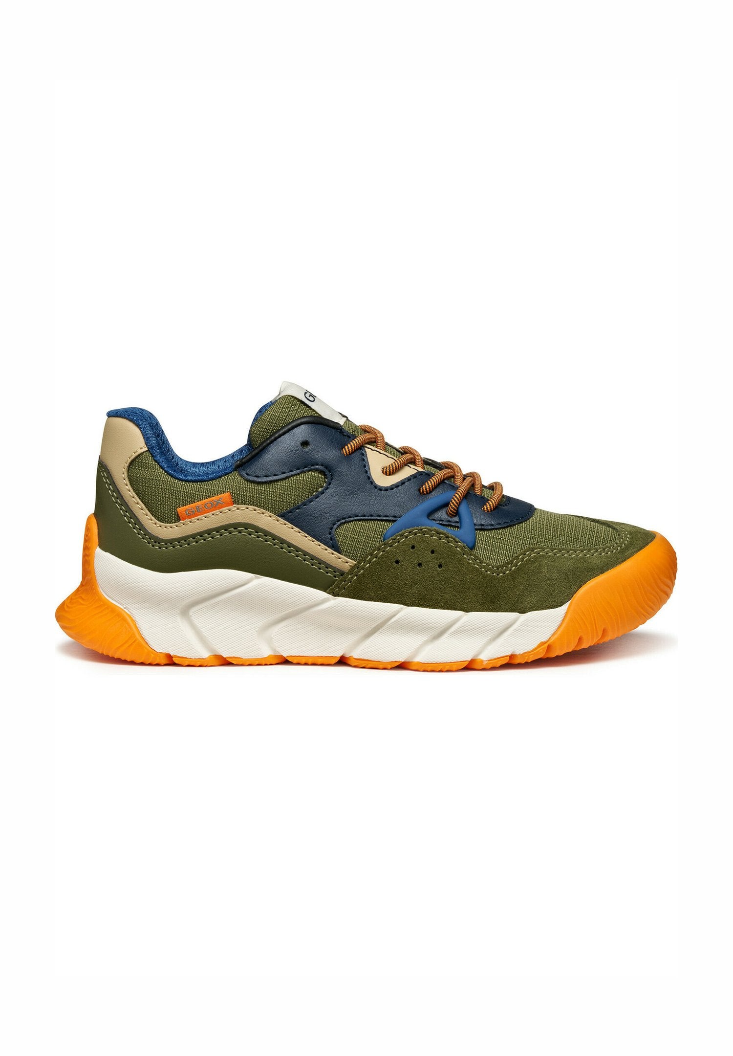 Grüne Sportschuhe mit marineblauen und beige Akzenten, einem Obermaterial aus strukturiertem Stoff, einer orangefarbenen Gummisohle und braunen Schnürsenkeln mit Belüftungsdetails.
