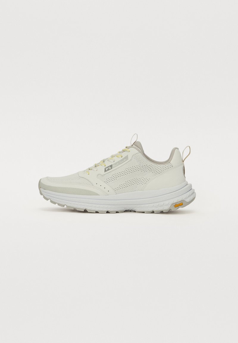 Hellgrauer Laufschuh mit Mesh-Obermaterial, strukturierten Overlays und Zuglasche. Mit gelben Akzenten und einer Vibram-Sohle. Leichtes Design.