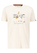 Cremfarbene Baumwoll-T-Shirt mit einem camouflage-musternden Logo in Grau, Orange und Schwarz. Kurze Ärmel mit einem roten Akzent innen am Kragen.