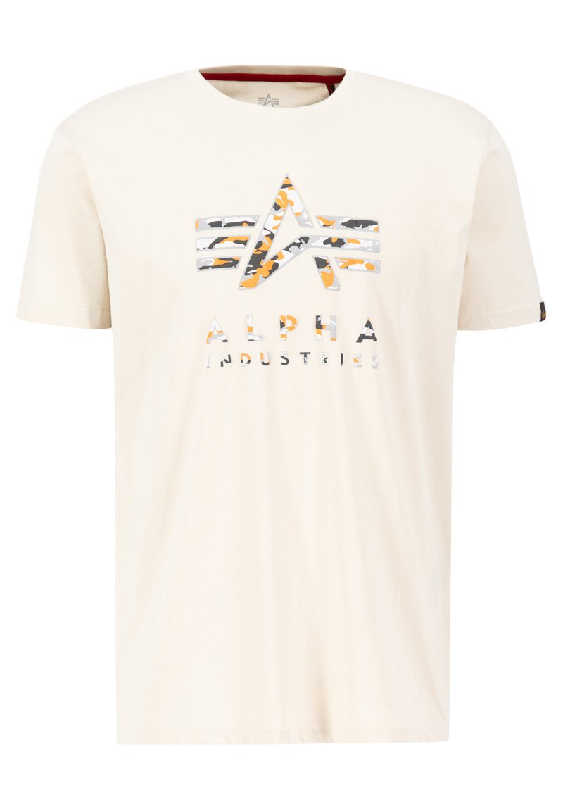 Cremfarbene Baumwoll-T-Shirt mit einem camouflage-musternden Logo in Grau, Orange und Schwarz. Kurze Ärmel mit einem roten Akzent innen am Kragen.