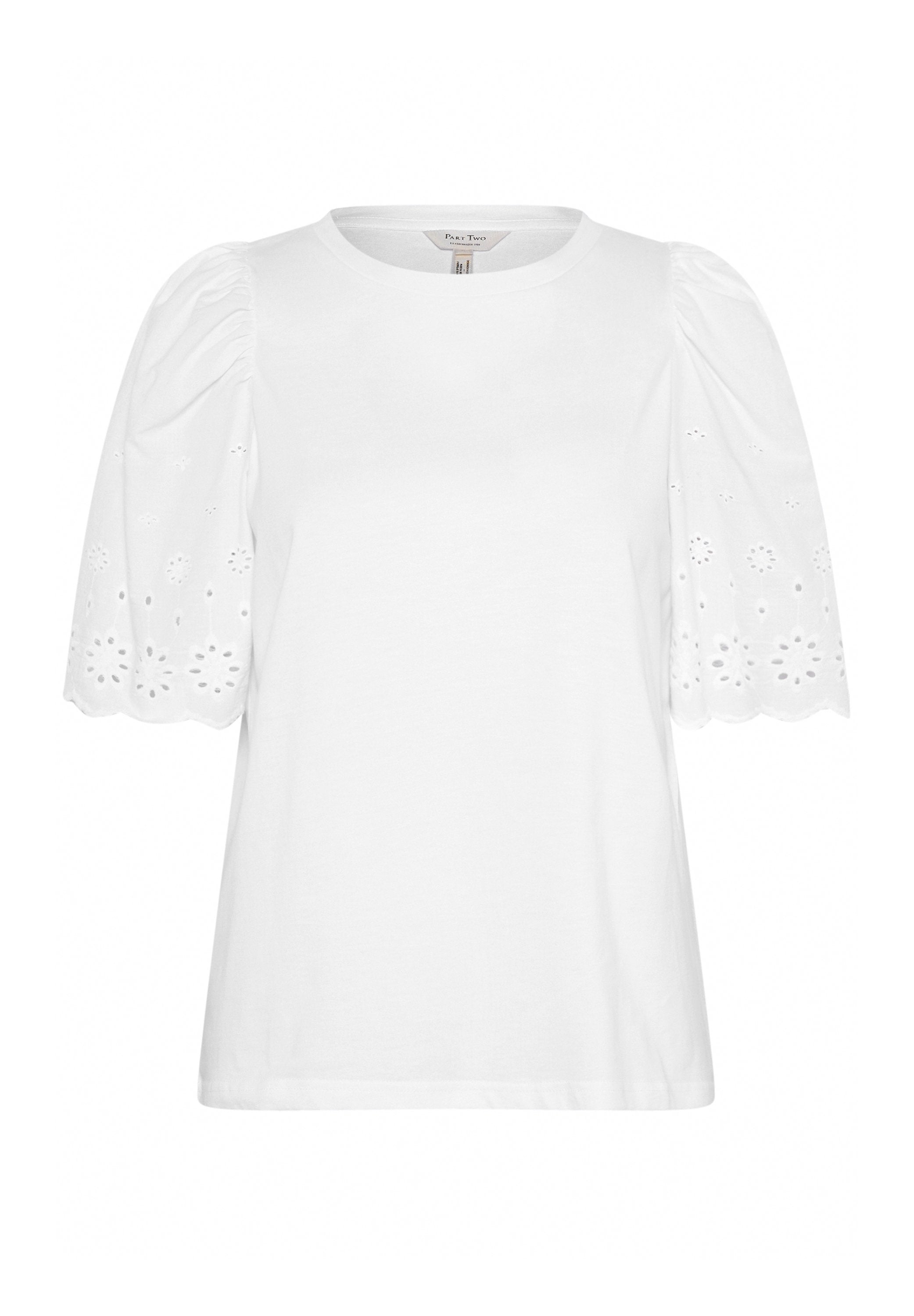 Weißes T-Shirt mit kurzen Puffärmeln, das über eine Broderie-Anglaise-Verzierung entlang der Ärmelränder verfügt. Einfacher runder Ausschnitt und lockere Passform.