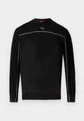 Schwarzer, langärmliger Strickpullover mit weißer Paspelierung über Brust und Ärmeln, gerippten Bündchen und Saum sowie kleinem, ovalem Logo unterhalb des Kragens.