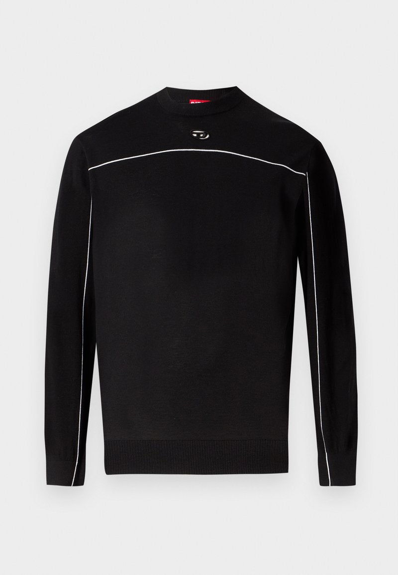 Schwarzer, langärmliger Strickpullover mit weißer Paspelierung über Brust und Ärmeln, gerippten Bündchen und Saum sowie kleinem, ovalem Logo unterhalb des Kragens.