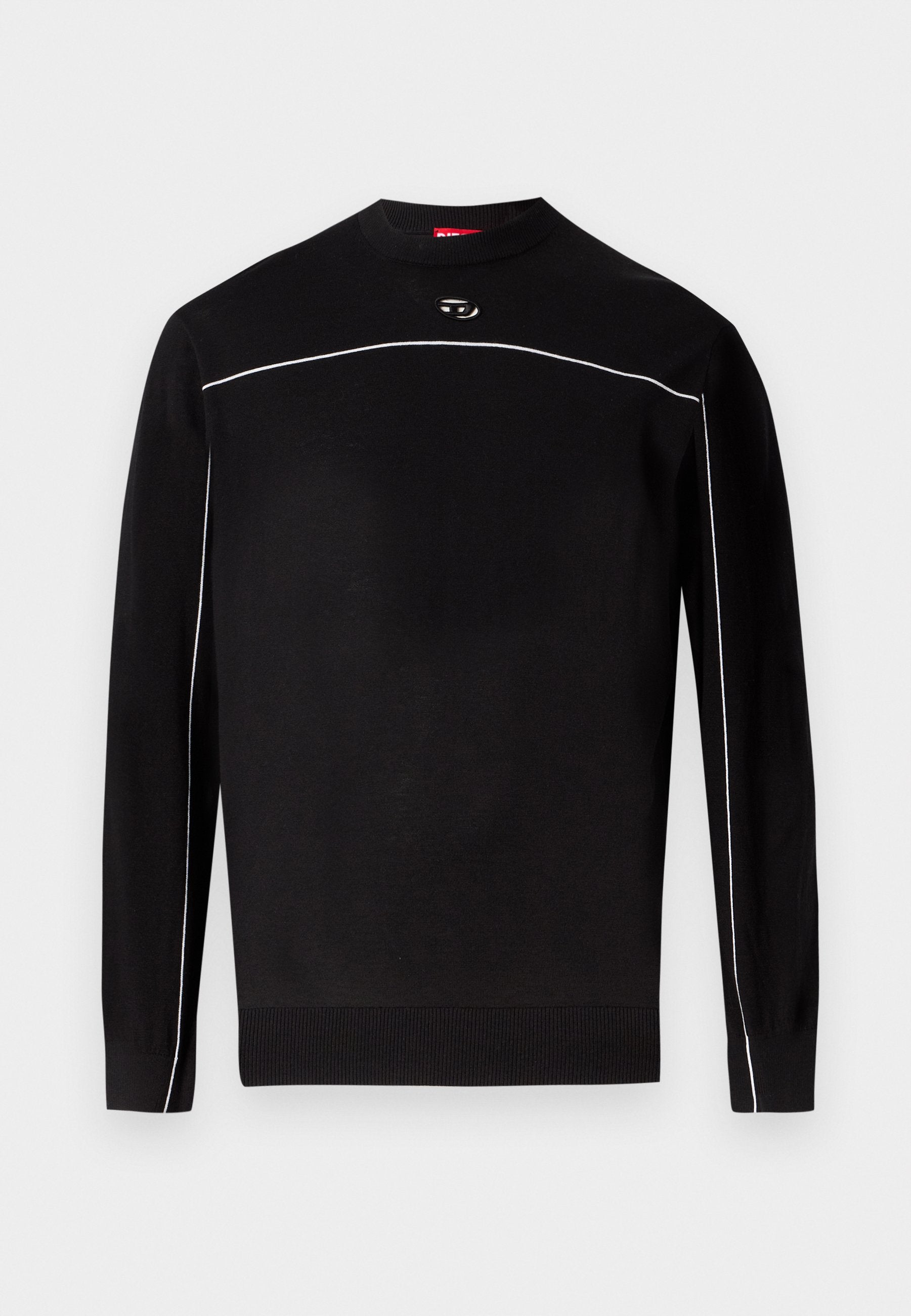 Schwarzer, langärmliger Strickpullover mit weißer Paspelierung über Brust und Ärmeln, gerippten Bündchen und Saum sowie kleinem, ovalem Logo unterhalb des Kragens.