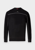 Schwarzer, langärmliger Strickpullover mit weißer Paspelierung über Brust und Ärmeln, gerippten Bündchen und Saum sowie kleinem, ovalem Logo unterhalb des Kragens.