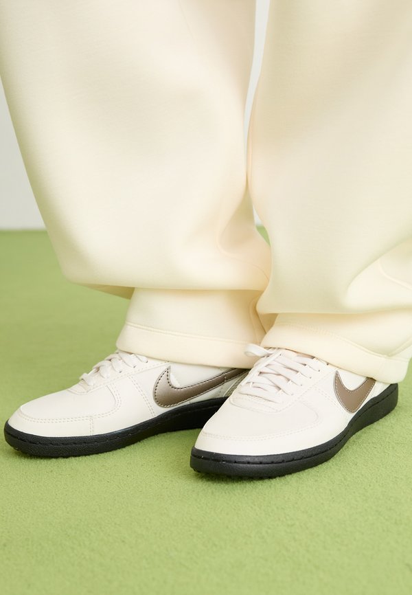 Nike Sportswear FIELD GENERAL - Trainers - off-white/black