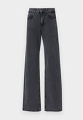 Schwarze Denim Schlagjeans mit hoher Taille, ausgestattet mit zwei Vorderaschen und dezenten Steppdetails entlang der Nähte.