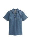 Denim-Polo-Kleid in Hellblau mit kragenartigem Ausschnitt, kurzen Ärmeln und einer kleinen Brusttasche. Verfügt über kontrastierende Nähte und einen geraden Schnitt.