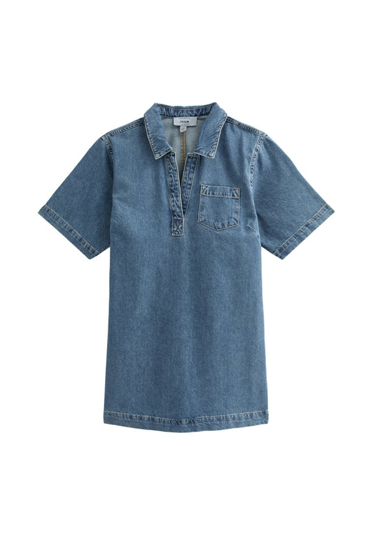 Denim-Polo-Kleid in Hellblau mit kragenartigem Ausschnitt, kurzen Ärmeln und einer kleinen Brusttasche. Verfügt über kontrastierende Nähte und einen geraden Schnitt.