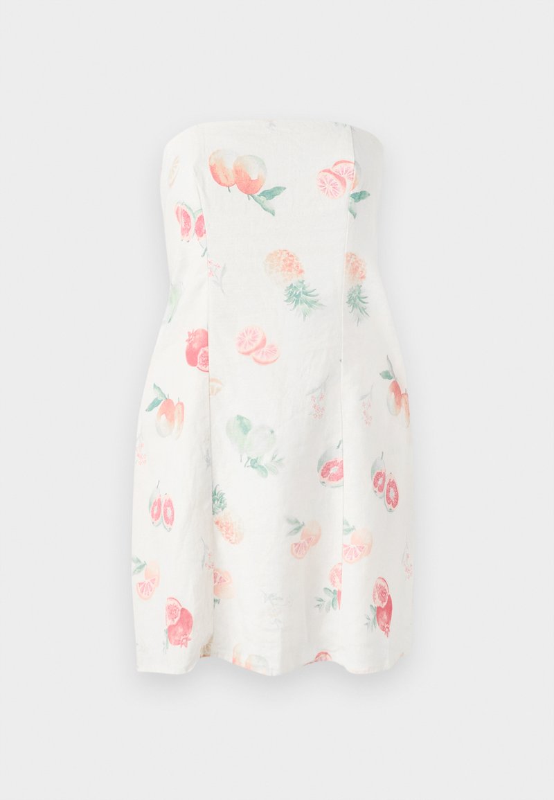 Trägerloses Kleid aus weißem Stoff mit bunten Obstillustrationen, darunter Pfirsiche, Ananas und Himbeeren; tailliertes Oberteil und ausgestellt Rock.