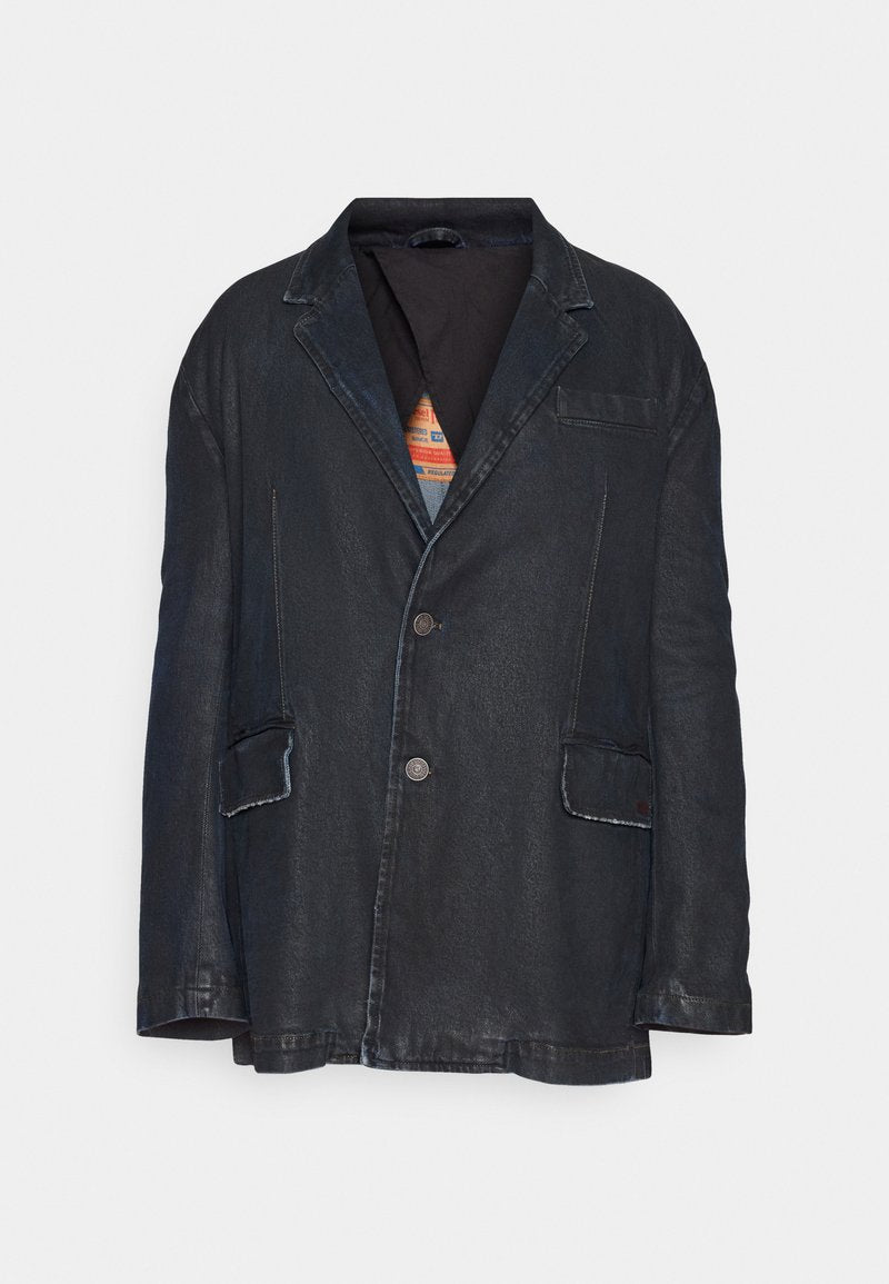 Dunkelblaue Jeansjacke mit eingeprägtem Reverskragen, Ein-Knopf-Verschluss und zwei Fronttaschen. Texturierter Stoff mit kontrastierenden Nähten.