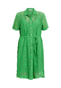 Grünes Spitzenhemdkleid mit Kragen, kurzen Ärmeln, Knopfleiste und Bindegürtel, mit floralen Mustern und offener Webstruktur.