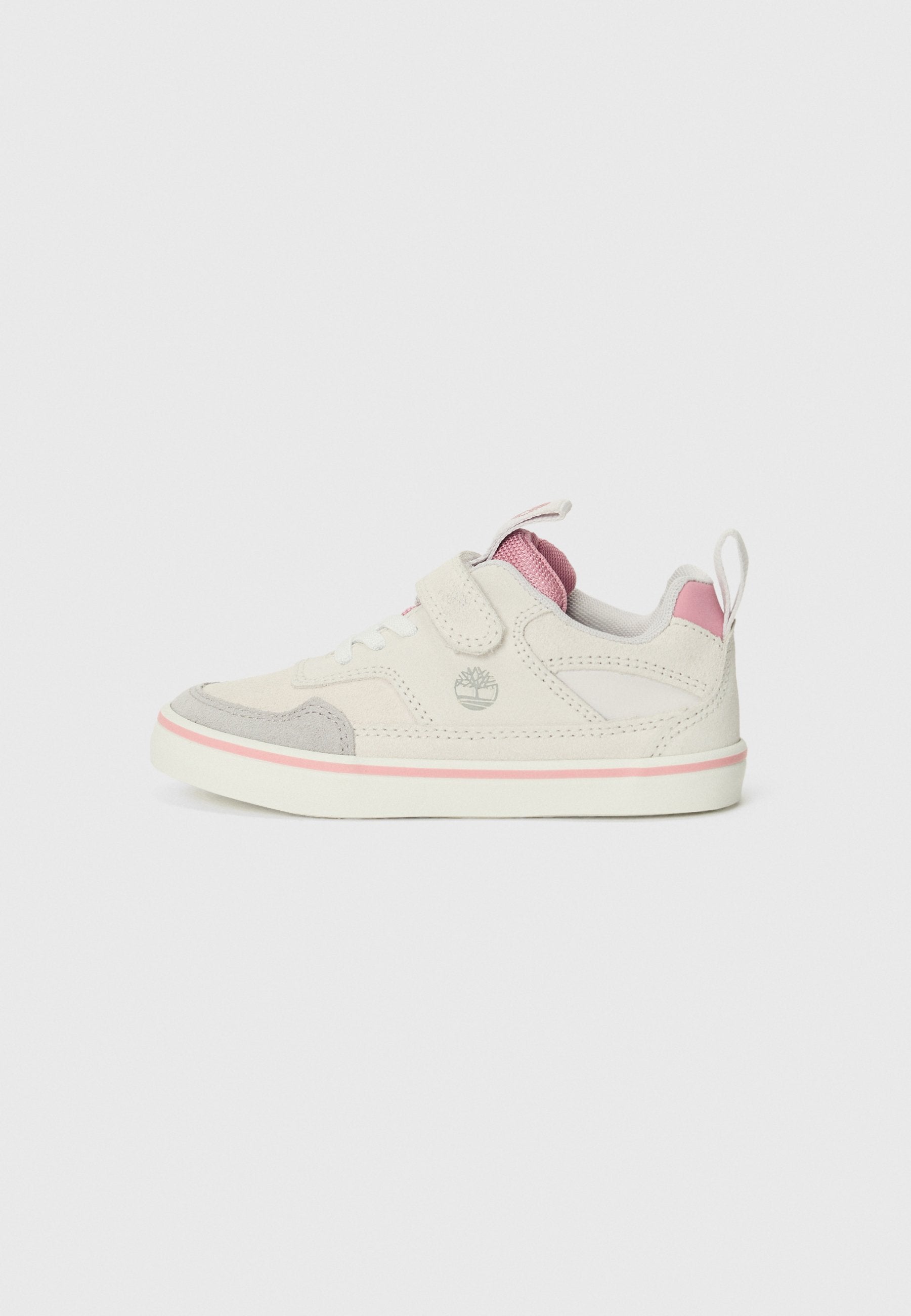Helle beige Sneaker mit grauen Akzenten und pinken Details. Aus Wildleder und Textil gefertigt, mit einem Klettverschluss für den Verschluss.